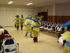 Grupo de jóvenes disfrazasos de egipcios en el momento del desfile